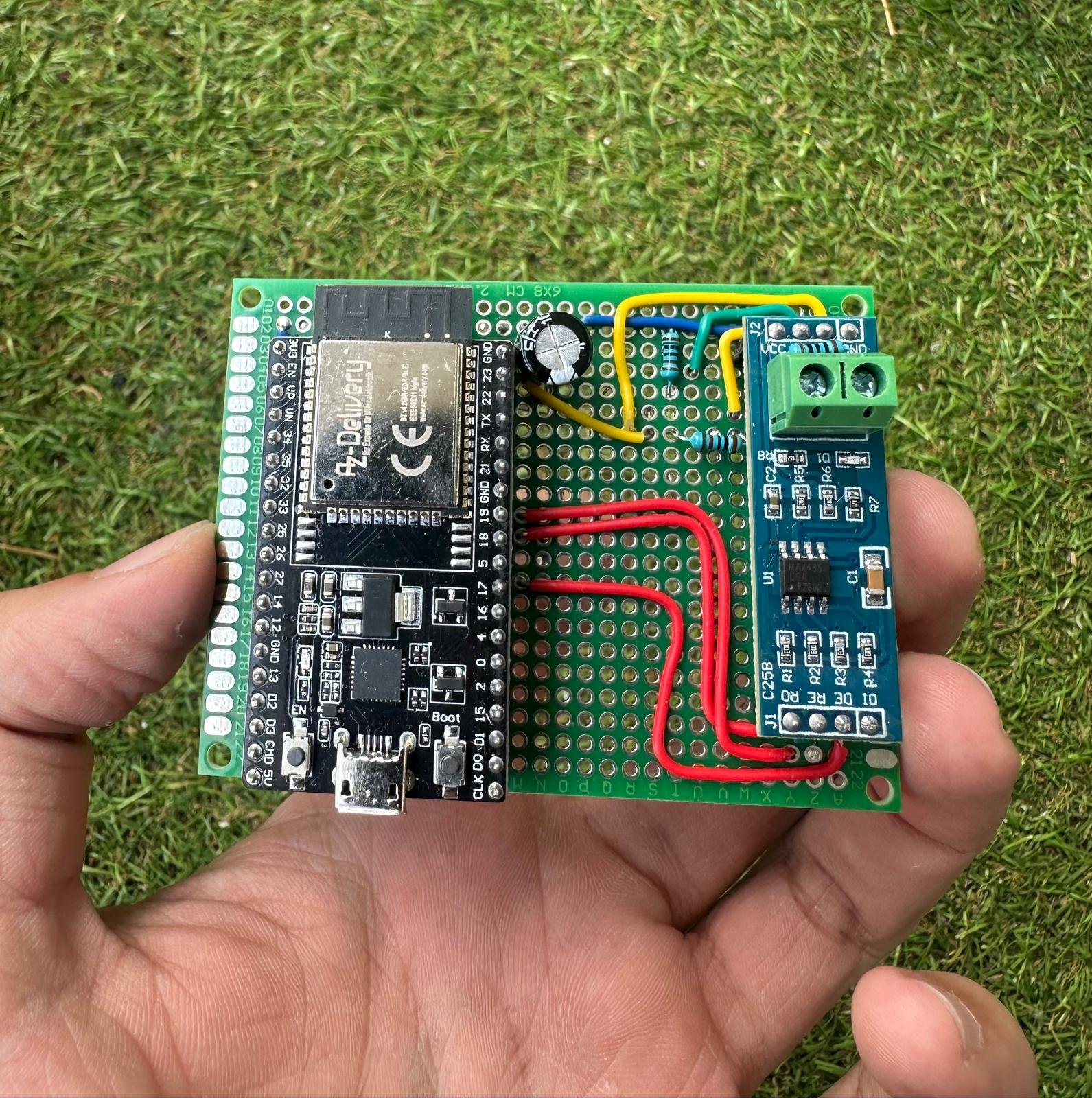 ESP32 microcontroller gesoldeerd op de BLE-extender prototype